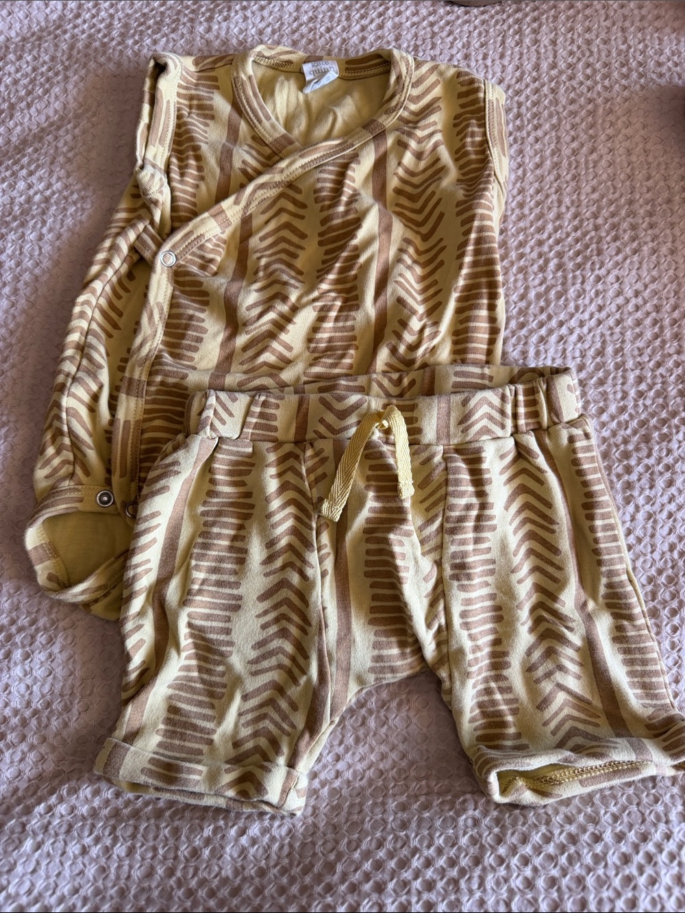 kate quinn Yellow and Brown Arrow-Print Kids Pajama Set